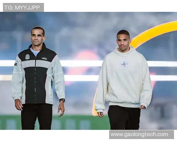 足球明星时尚穿搭解析及其代表性服装展示图集