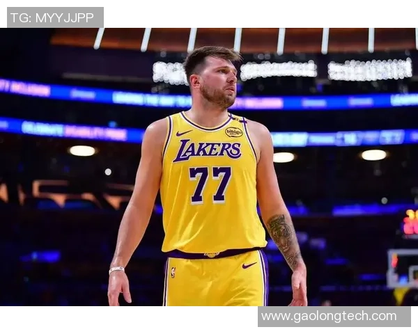 足球明星观战NBA遭遇尴尬瞬间引发热议球迷反应不一